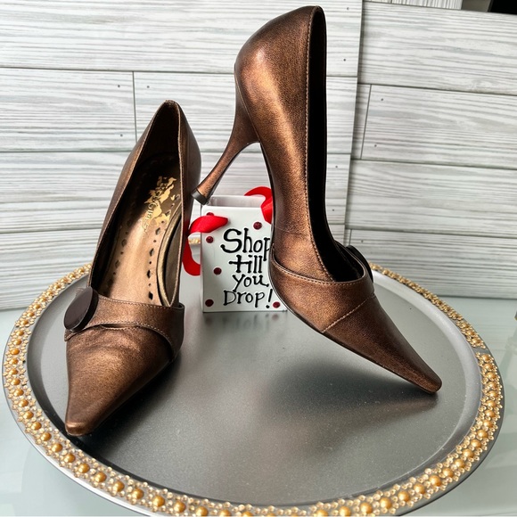 BCBGirls Shoes - BCBGIRLS Mettalic Gold Brown Pointed Toe With Wood Piece Stilleto Size 6
